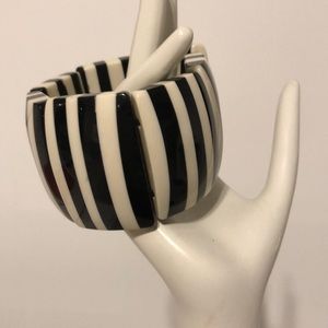 Stretch, black and white bracelet on elastic.